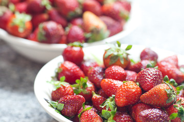 Wall Mural - red juicy strawberries lying on the plate