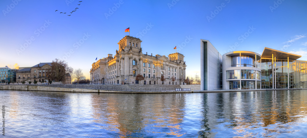 Obraz na płótnie Berliner Reichstag als Panoramafoto w salonie