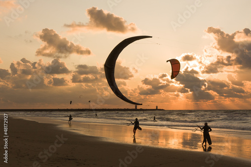 Dekoracja na wymiar  kitesurfing-wieczorem-na-holenderskiej-plazy
