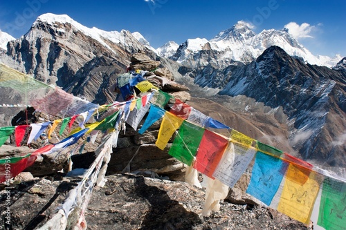 Fotografie, Obraz view of everest from gokyo ri with prayer flags - Nepal