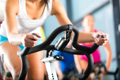 Naklejka ścienna Leute beim Spinning in einem Fitnessstudio