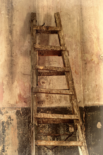 Nowoczesny obraz na płótnie Shabby background with a ladder in the room with the old walls.