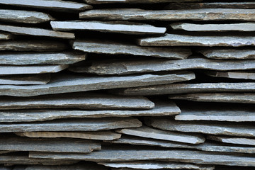 Wall made of interleaved stones