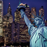 Statue de la liberté carré, fond Manhattan de nuit, New York USA