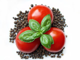 Fototapeta  - pomidory z bazylią i zielem angielskim