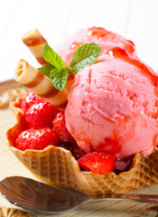Canvas Print - Ice cream with strawberries in wafer bowl