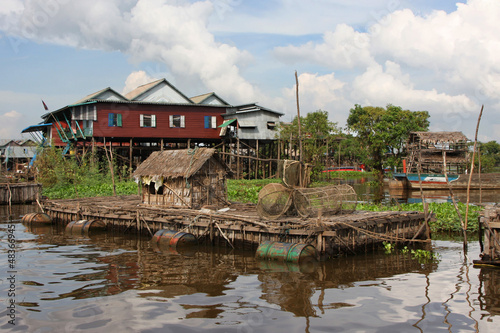 Fotomural Abri de peche à Kampong Phluk, village flottant