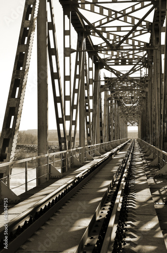 Fototapeta na wymiar Stary zabytkowy most kolejowy nad rzeką