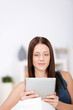 © contrastwerkstatt - junge frau schaut auf tablet-pc