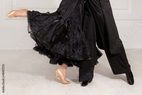 Fényképezés partners in the dance of feet on the floor