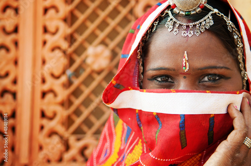tradycyjna-kobieta-indyjska-w-swoim-stroju