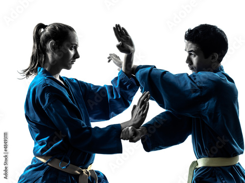 Foto-Kissen - karate vietvodao martial arts man woman couple silhouette (von snaptitude)
