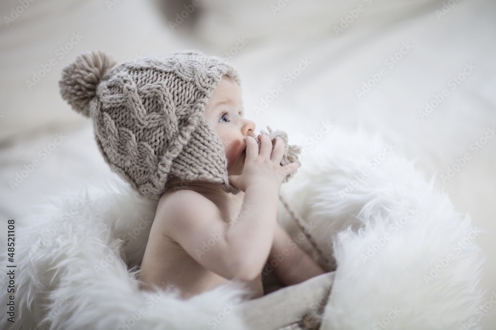niemowlę w czapeczce - obrazy, fototapety, plakaty 