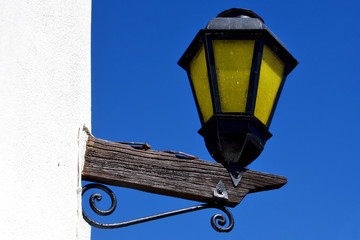 street lamp and a wall in colonia