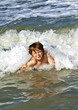 © travelview - child has fun in the waves