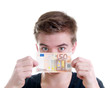 Teenager mit 50 Euro Schein