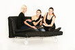 © Peter Atkins - 3 Mädls auf der Couch mit Telefon