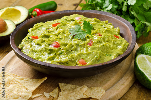 Fotografía Guacamole with Avocado, Tomato, Cilantro, and Lime