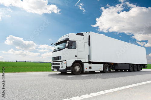 Foto-Doppelrollo - white lorry with trailer over blue sky (von Kadmy)