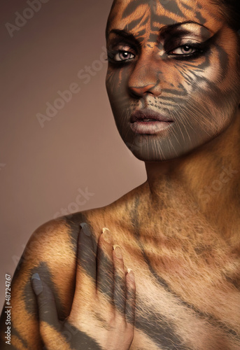 Tapeta ścienna na wymiar close up portrait of tiger woman