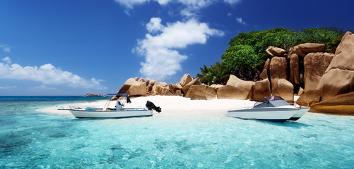 Fotobehang - speed boat on the beach of Coco Island, Seychelles