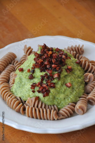 Fotografie, Obraz Těstoviny mit grüner Brokkolisauce und Speck