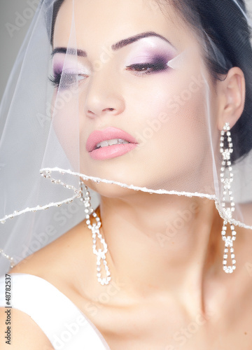 Naklejka na drzwi bride portrait with veil over her face, professional make-up