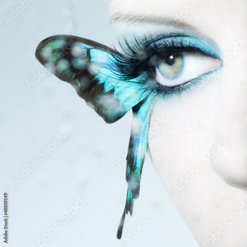 piekne-kobiece-oka-z-niebieskimi-skrzydlami-motyla