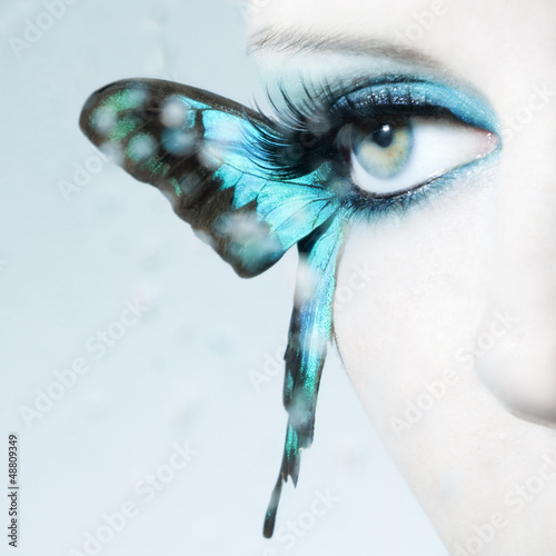 Nowoczesny obraz na płótnie Beautiful woman eye close up with butterfly wings