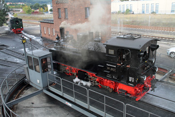 Fototapete - Dampflok der Brockenbahn auf einer Drehscheibe