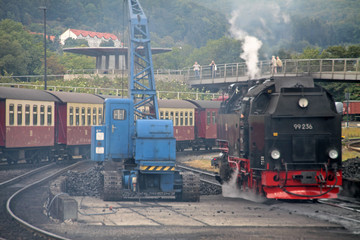 Fototapete - Dampflok wird mit Kohle beladen