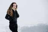 Fototapeta  - Piękna dziewczyna bawi się na śnieżnym zboczu góry