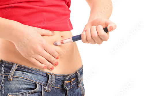 Fotografía Young female injecting insulin in her abdomen