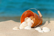 Sommerliches Strandstillleben mit weißen Muscheln, Sommerurlaub