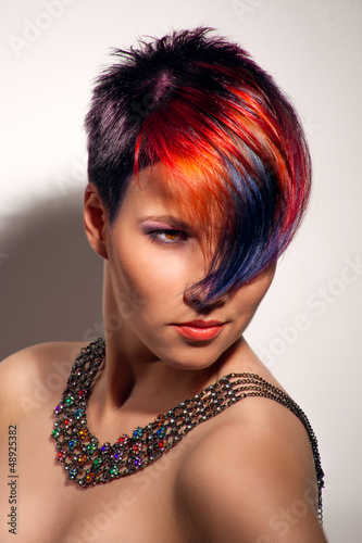 Naklejka na meble Portret pięknej dziewczyny z farbowanymi włosami