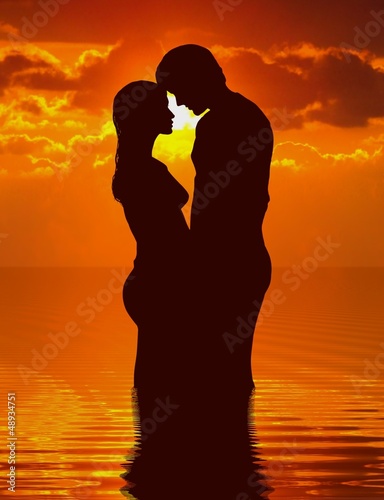 Foto-Kissen - Loving couple under sunset (von razihusin)