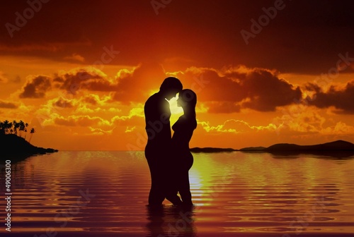 Foto-Kissen - Couple at beach under sunset (von razihusin)