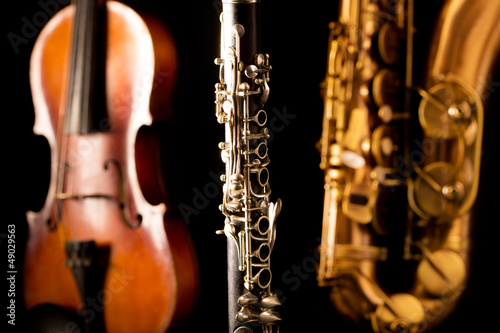 muzyka-sax-tenorowy-saksofon-skrzypce-i-klarnet-w-kolorze-czarnym