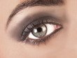 © Mercedes Fittipaldi - Ojo de mujer maquillado en primer plano. Vista de frente y de cerca
