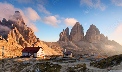Fotografia  Dolomites mountain  in Italy at sunset - Tre Cime di Lavaredo