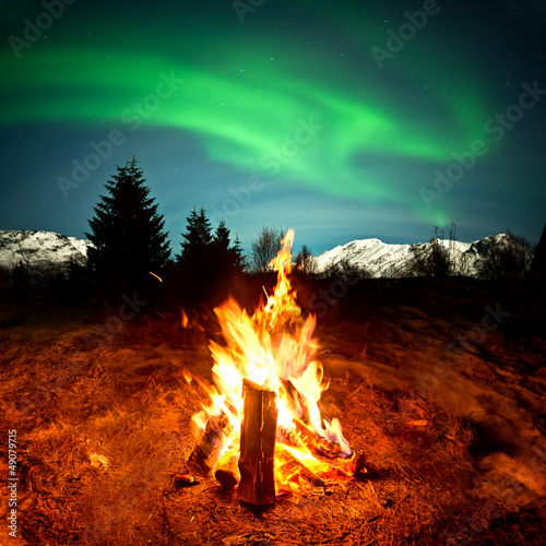 Foto-Fahne - Camp Fire Watching Northern Lights (von James Thew)