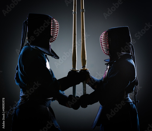 Fototapety Kendo  dwa-kendoki-naprzeciw-siebie-z-drewnianym-mieczem