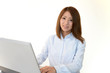 © sunabesyou - パソコンで仕事中の笑顔のオフィスレディー