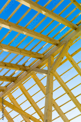 Dachkonstruktion aus Holz – kaufen Sie dieses Foto und finden Sie