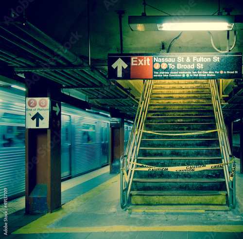Fototapeta na wymiar New Yorker U-Bahnstation bei Nacht