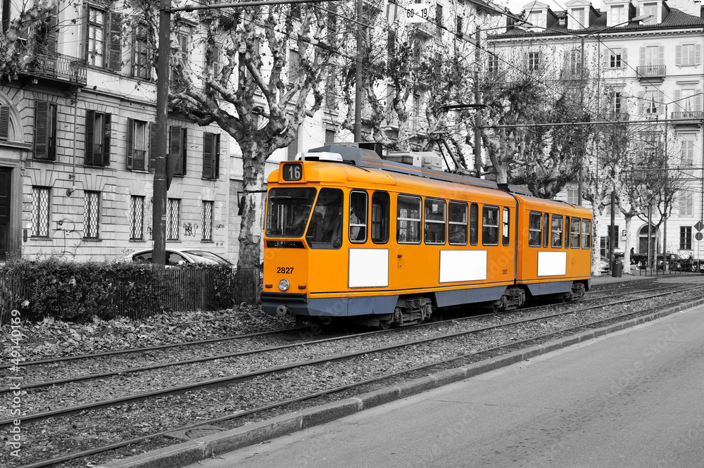 zolty-tramwaj-miejski