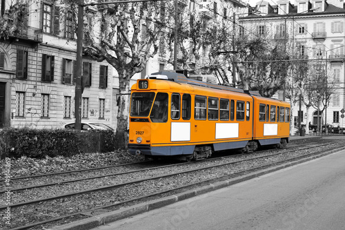 zolty-tramwaj-miejski