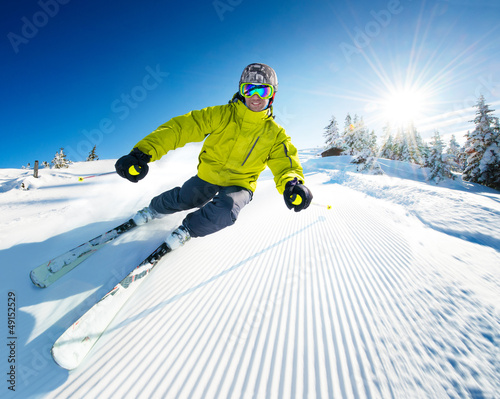 Foto-Plissee - Skier on pise in high mountains (von dell)