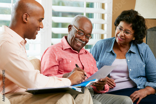 Fotografía Financial Advisor Talking To Senior Couple At Home