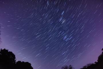 回る冬の星空